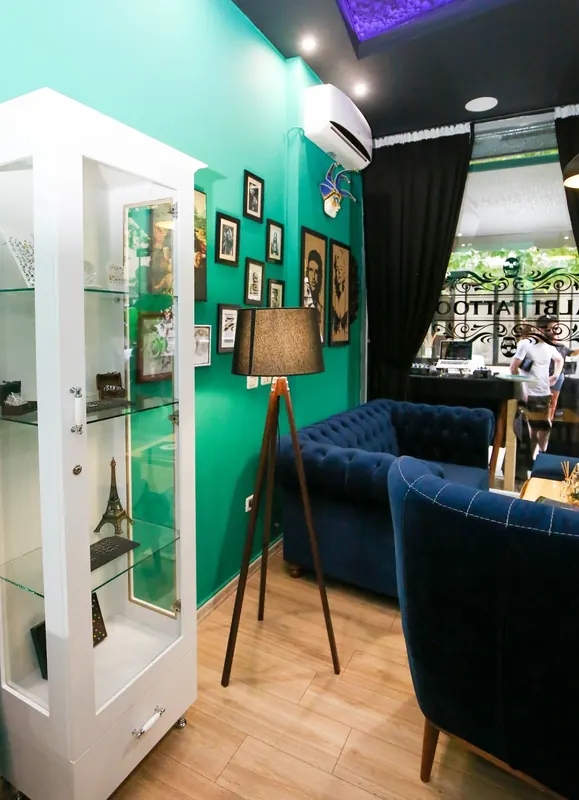 The turquoise lounge of the Albi Tattoo studio in Vlorë